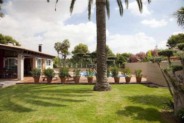 Superbe propriété située dans l'exclusive zone résidentielle de Santa Apolonia, avec une piscine, la sécurité privée et un club social.