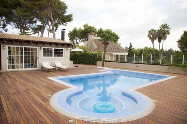 Superbe propriété située dans l'exclusive zone résidentielle de Santa Apolonia, avec une piscine, la sécurité privée et un club social.