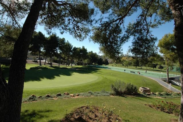 Exclusive parcelle située dans la résidence El Bosque à Valence, en première ligne de son terrain de golf, avec de superbes vues sur celui-ci.