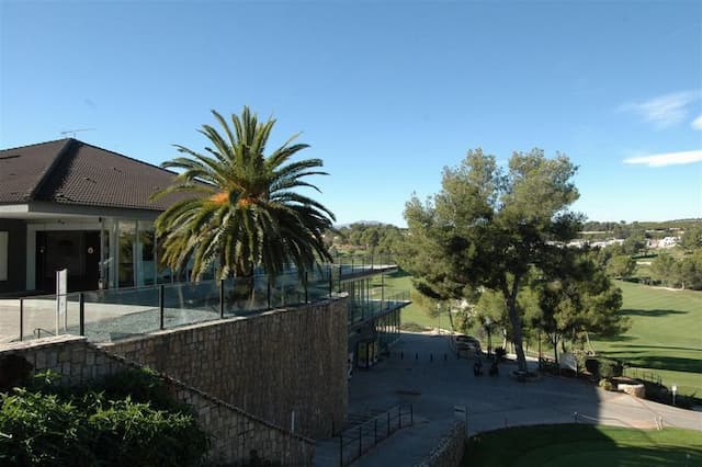 Exclusive parcelle située dans la résidence El Bosque à Valence, en première ligne de son terrain de golf, avec de superbes vues sur celui-ci.