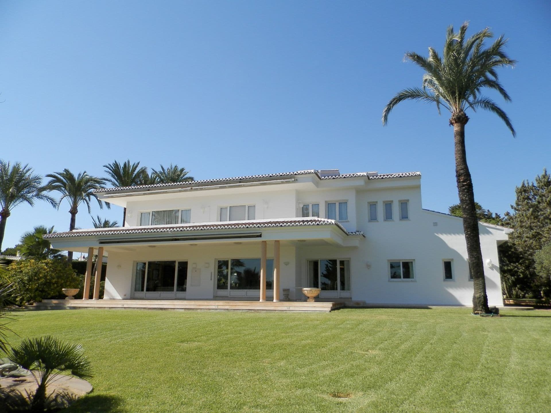 Exclusieve design villa gelegen in de Urbanisatie van Tosalet, Jávea.