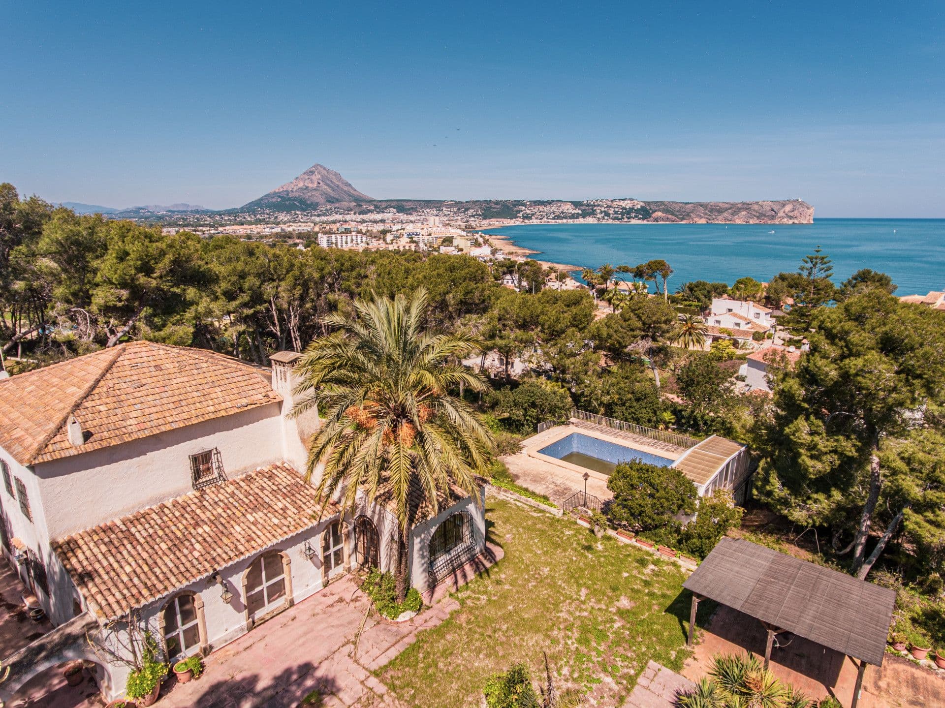 Exklusive Finca, nur wenige Meter von der Cala Blanca entfernt, mit Meerblick und Privatsphäre.