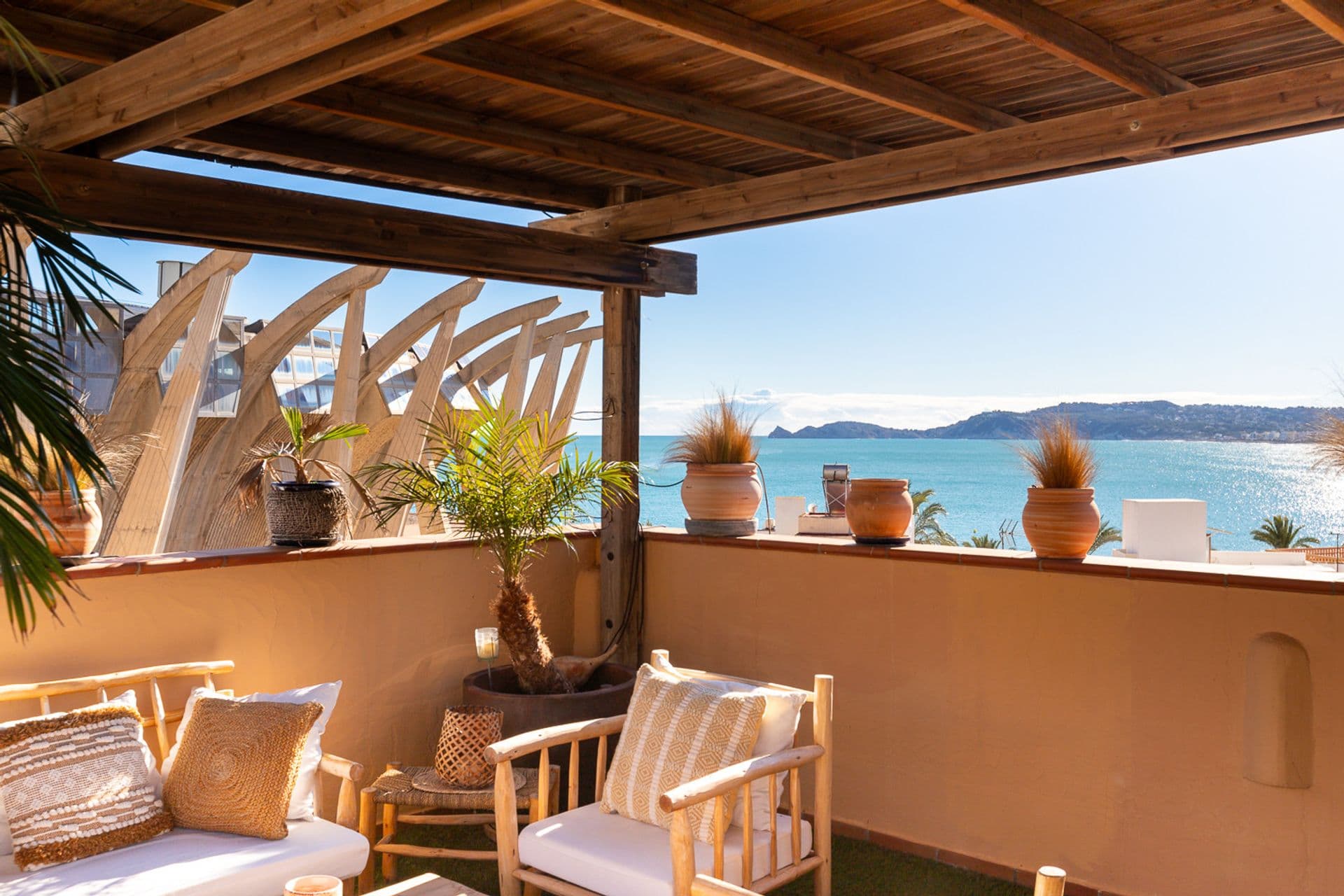 Belle maison située à quelques mètres du port de Jávea et dotée d'une grande terrasse avec vue sur la mer.