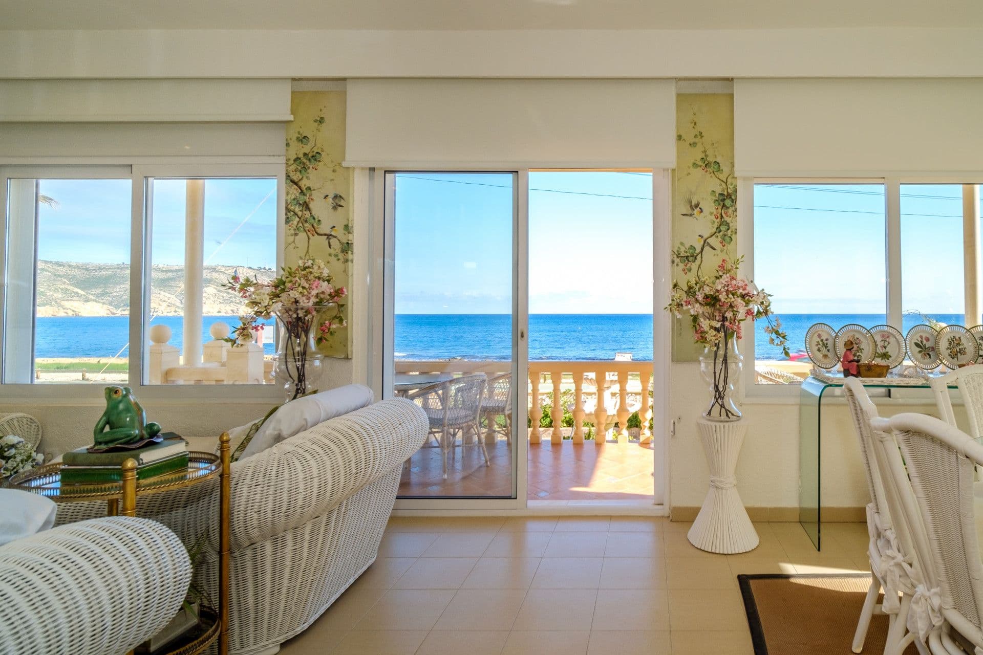 Bright beachfront villa located in Montañar I, Jávea (Alicante)