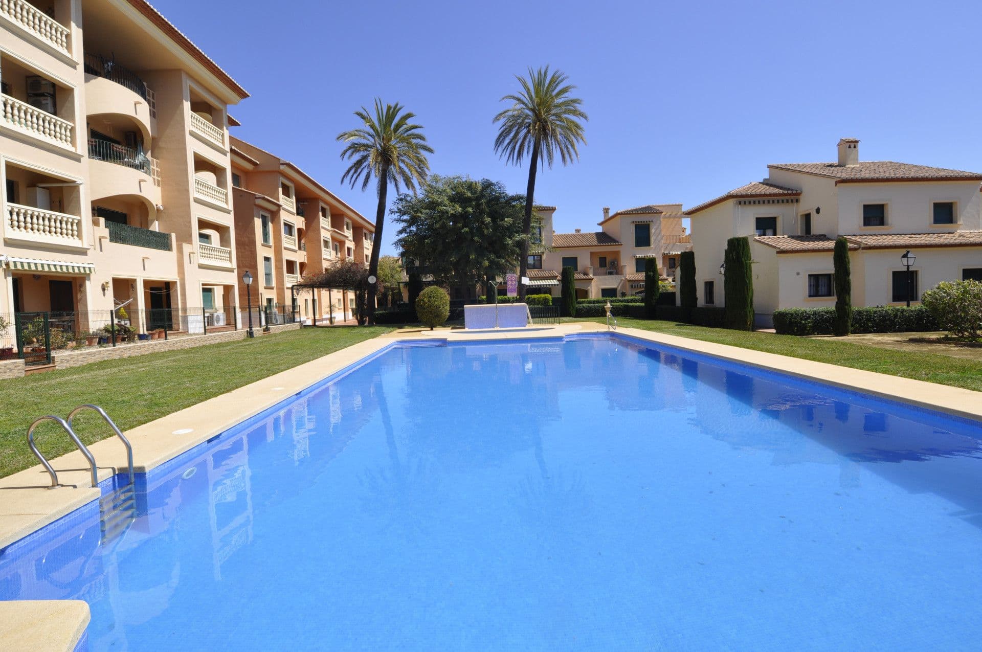 Confortable y espacioso ático dúplex con orientación sur y vistas al mar, en el Puerto de Jávea. Situado cerca de todos los servicios, tiendas, escuelas y restaurantes.