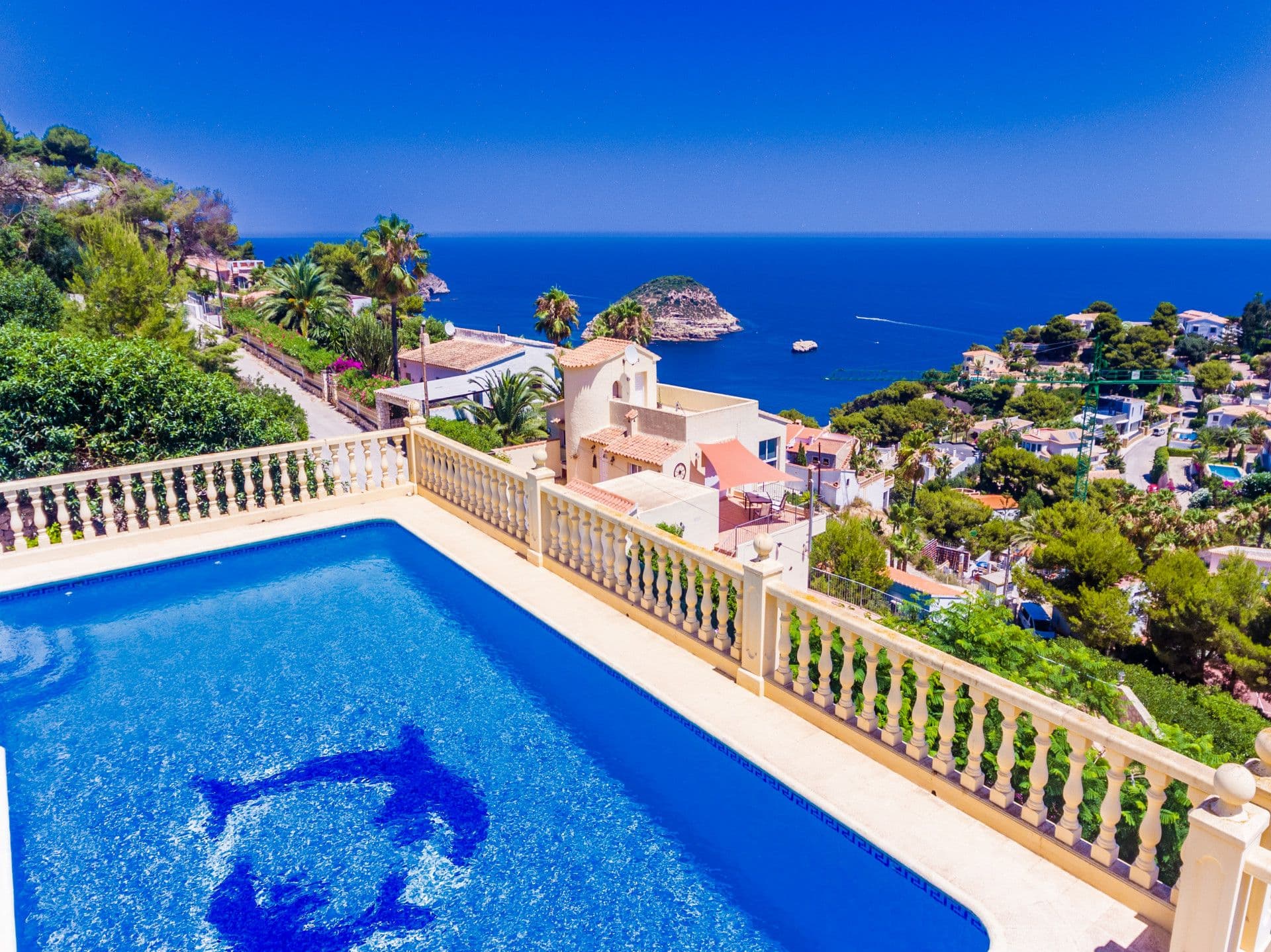 Spacious villa with views of the Portichol island in the Balcón al Mar urbanization in Jávea.