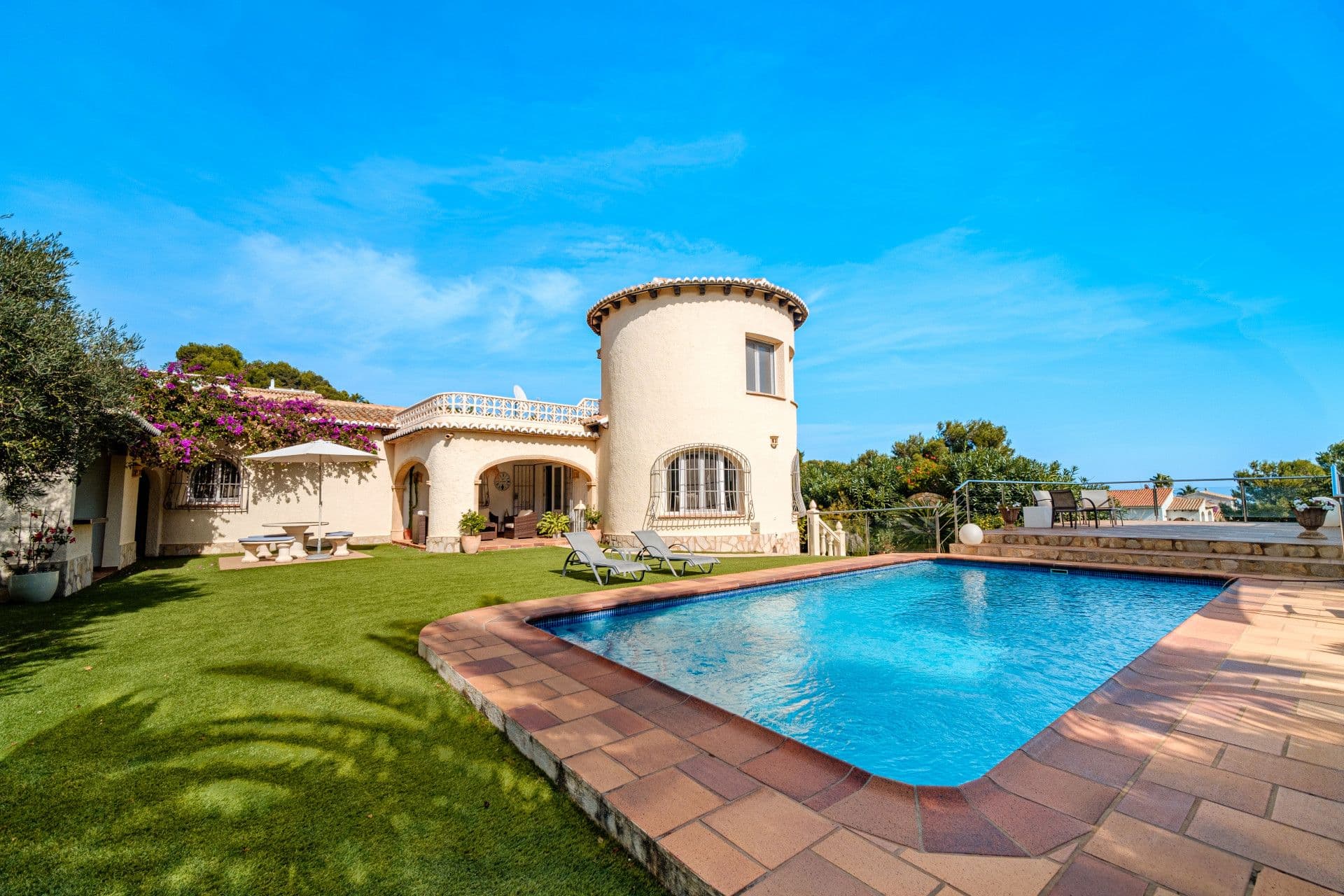 Beautiful villa recently refurbished, located in the area of Balcón al Mar, with sea views.