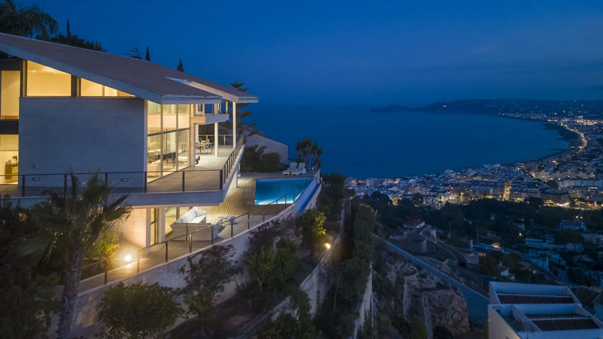 Nowoczesny styl architektoniczny willa z panoramicznym widokiem na Zatokę Jávea, Alicante.