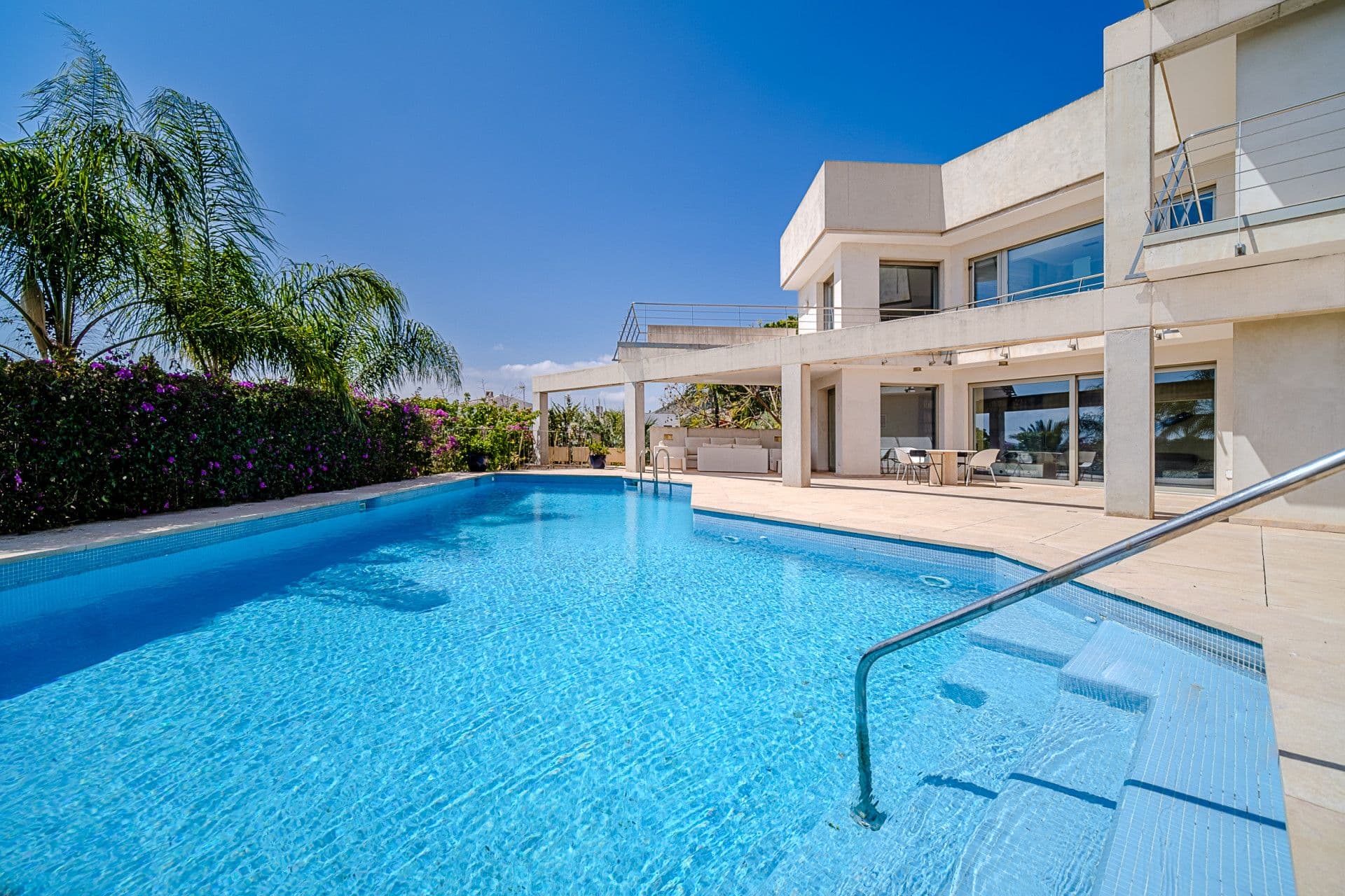 Elegante Villa in der prestigeträchtigen Gegend von Puig Molins - Jávea (Alicante), sehr privat und mit erstklassigen Qualitäten.