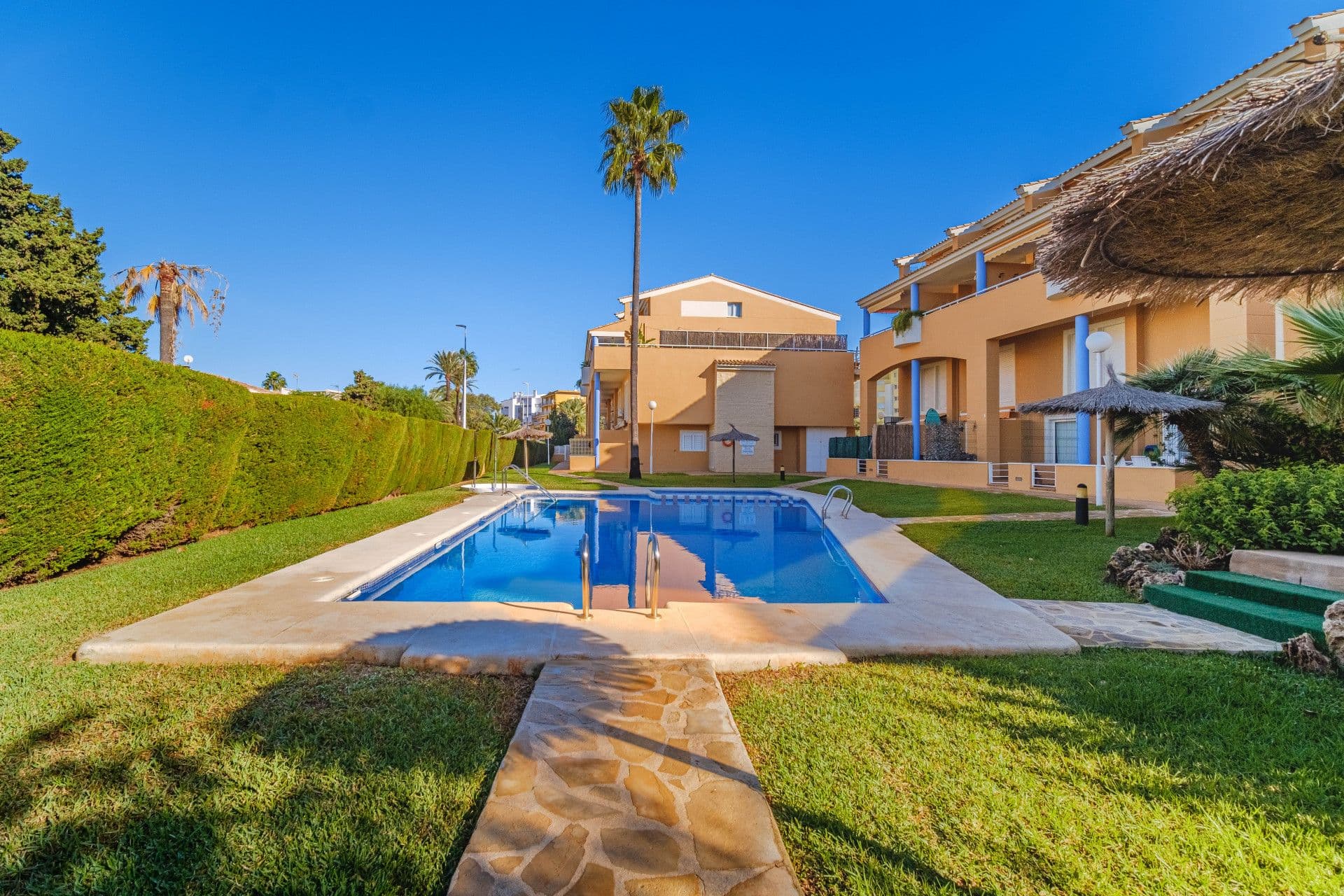 Beautiful duplex penthouse in a very quiet urbanisation close to the beach, in the area of Cala Blanca, in Jávea, Alicante.