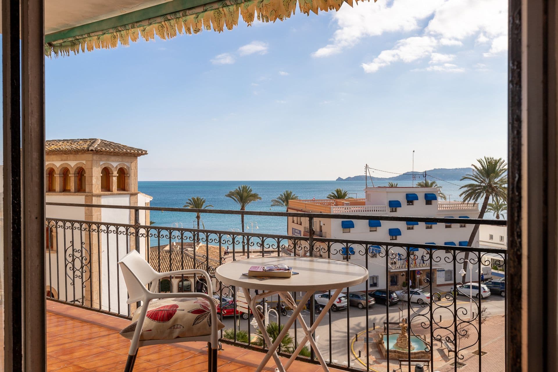 Flat for sale in Puerto, Jávea, Alicante, a few metres from the sea with beautiful views.