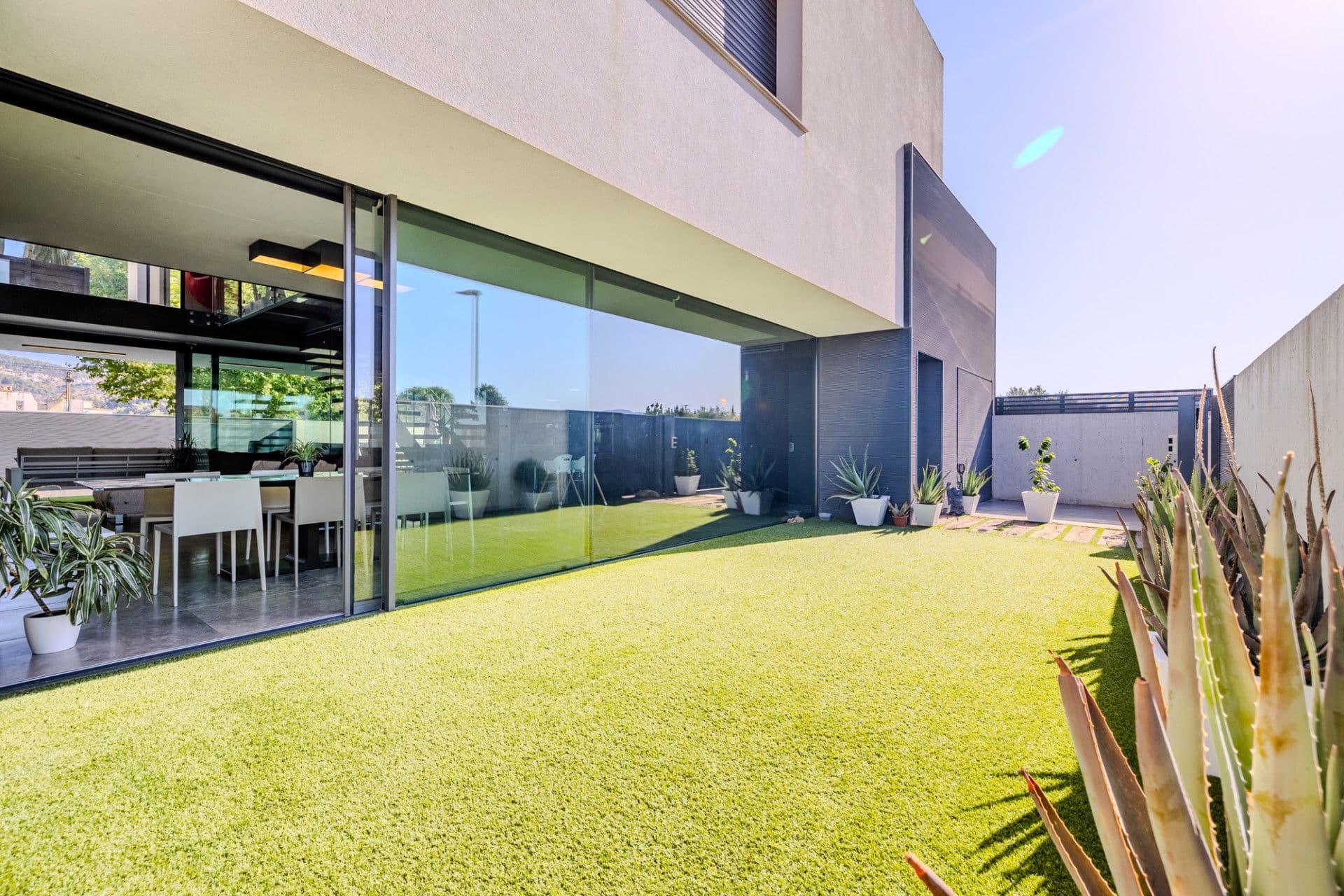 Modern villa with top-quality finishes located in Alquería de la Condesa, Valencia