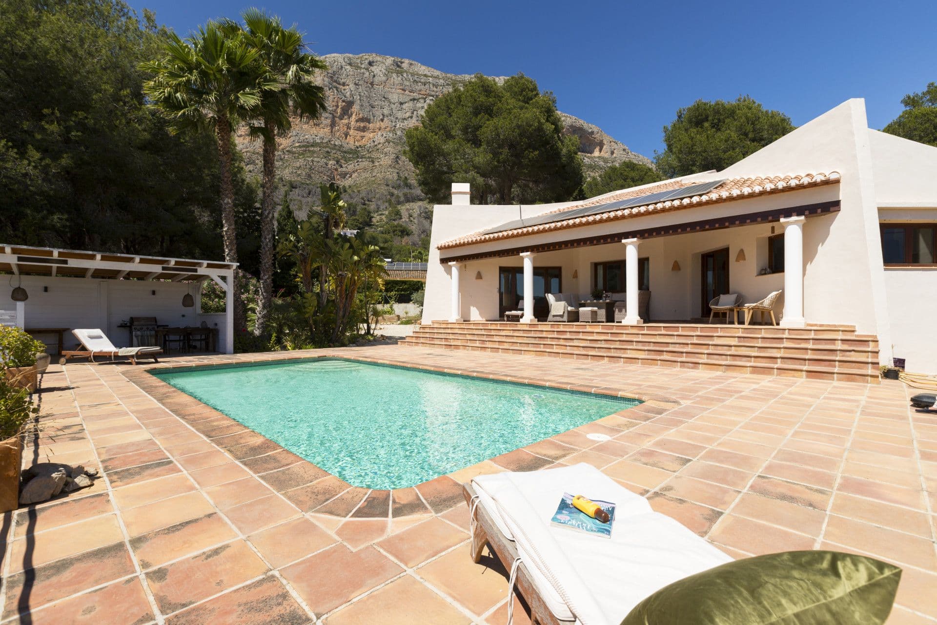 Willa w stylu śródziemnomorskim z otwartym widokiem na dolinę, położona na Montgó, Jávea (Alicante)