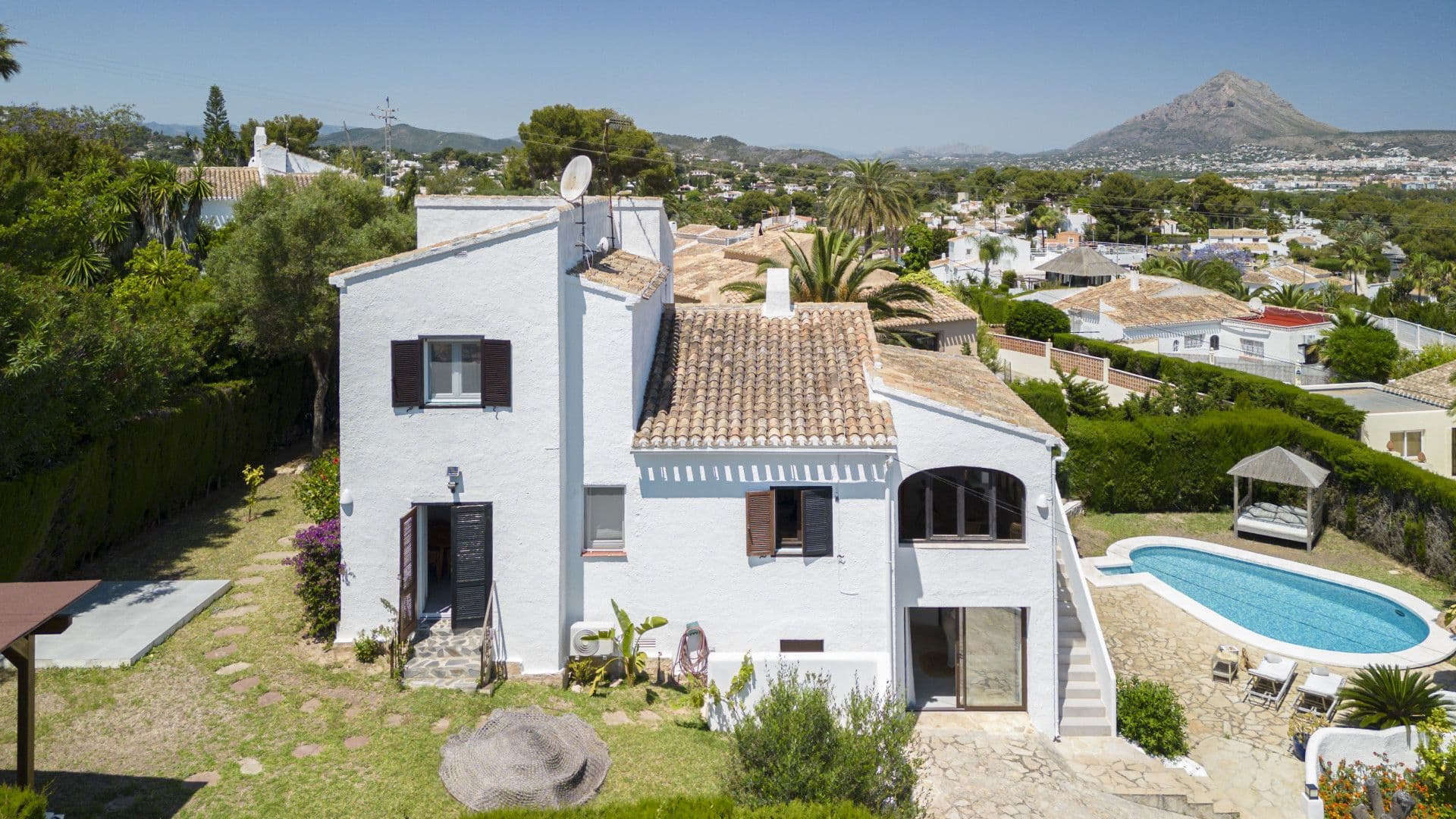 Villa rénovée exclusive à Toscal, Jávea, avec piscine privée et appartement d'invité.