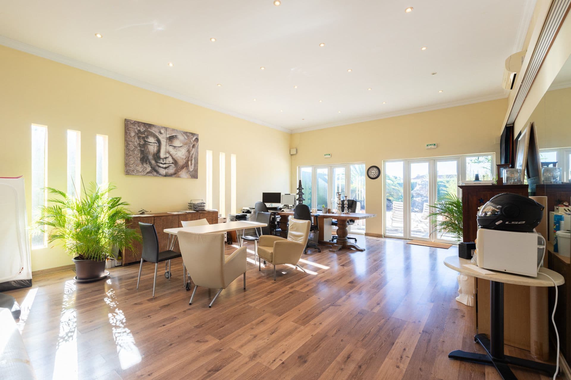 Grands locaux commerciaux à Montgó, Jávea : opportunité commerciale unique