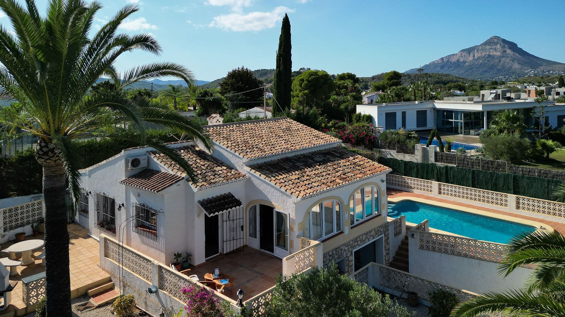 Willa z częściowym widokiem na morze w Adsubii, Jávea.