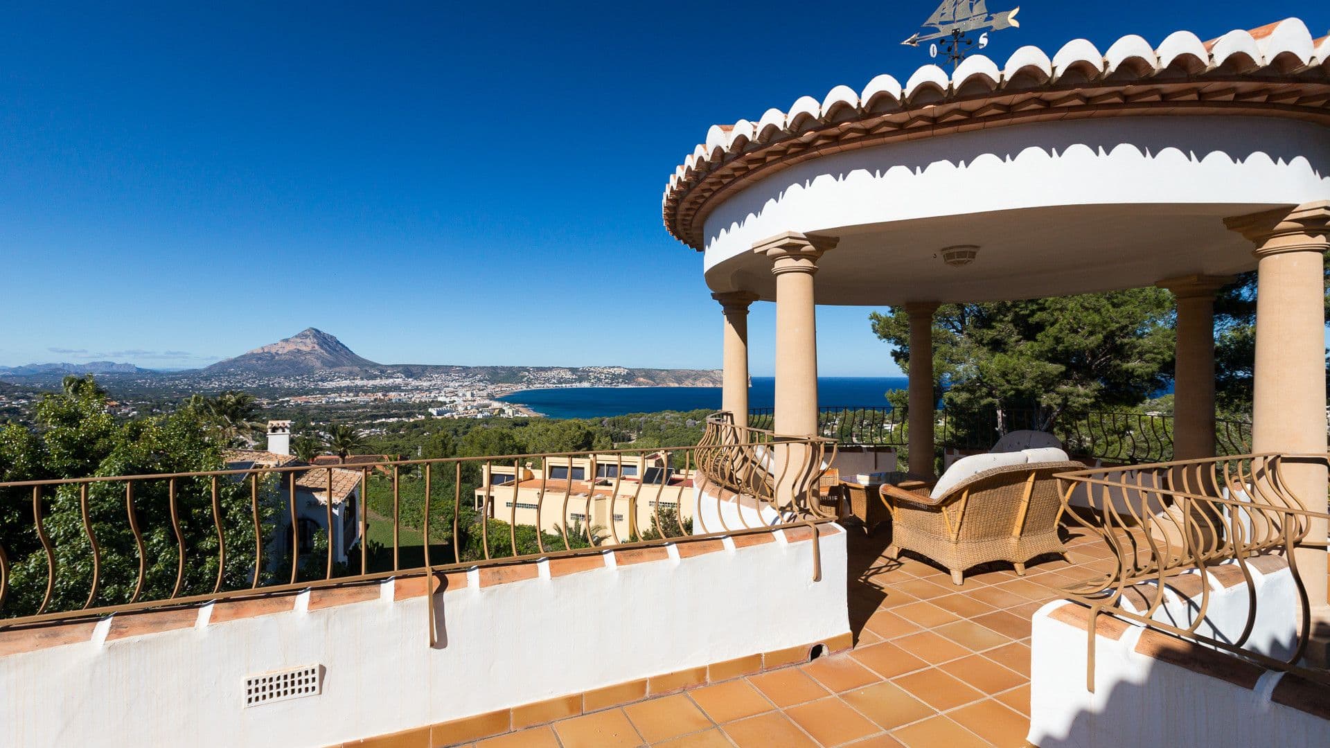 Mediterrane villa in de prestigieuze wijk Portichol van Jávea met panoramisch uitzicht op de baai van Jávea en Cabo de San Antonio.