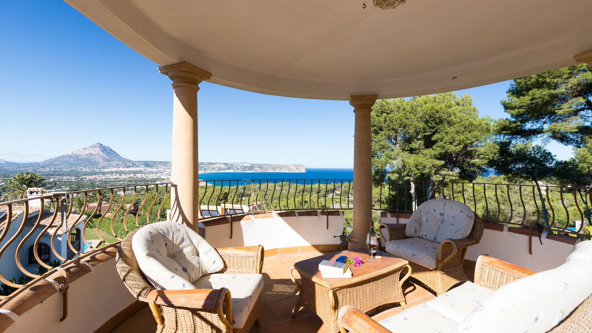 Mediterranean villa in the prestigious Portichol area of Jávea with panoramic views of Jávea Bay and Cabo de San Antonio.