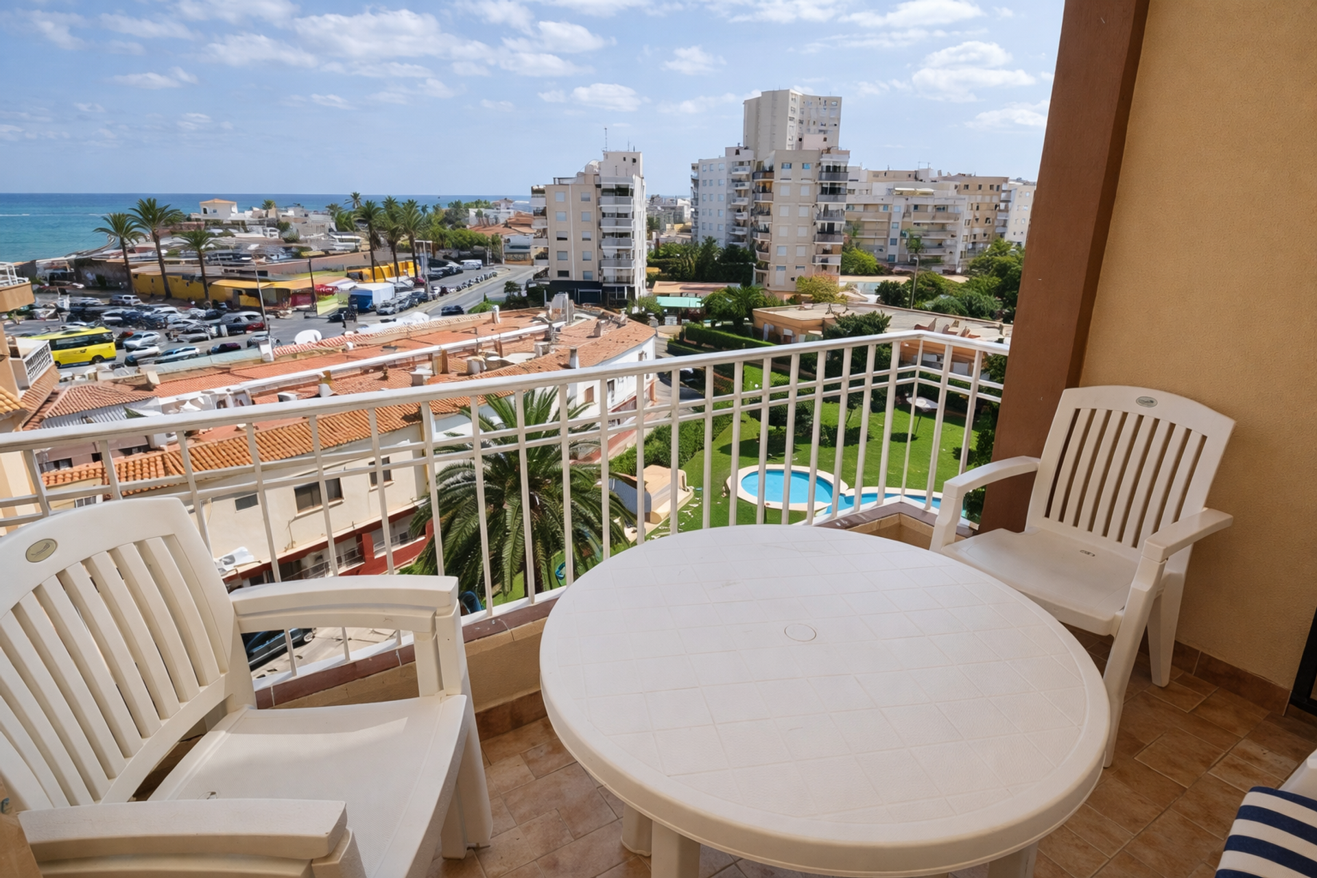 Apartamento en Primera Línea de Playa con Vistas al Mar en Arenal, Jávea