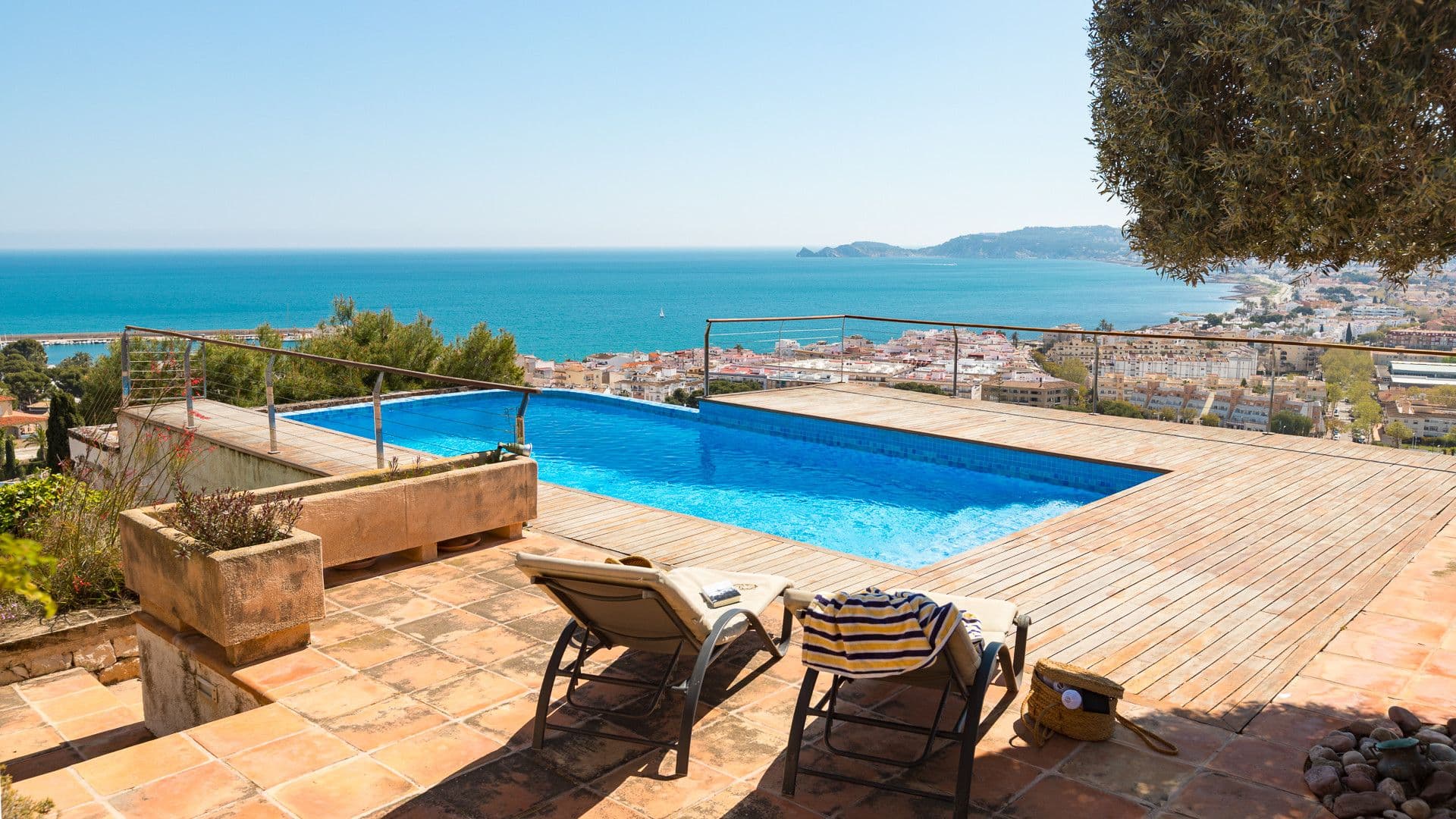 Mediterranean-style villa with panoramic sea views in La Corona, Jávea, just a few metres from the harbour.