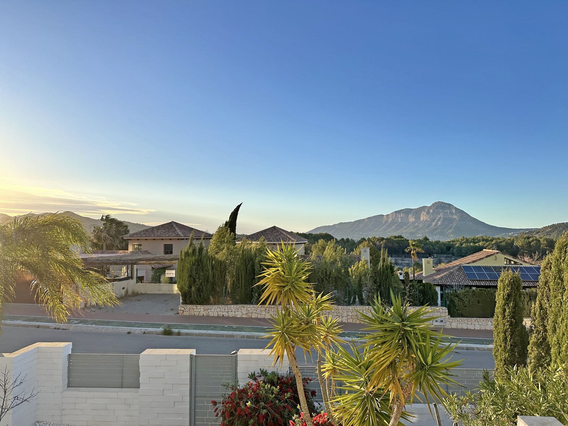 Moderne villa met panoramisch uitzicht en binnenzwembad in Villes del Vent, Jávea.
