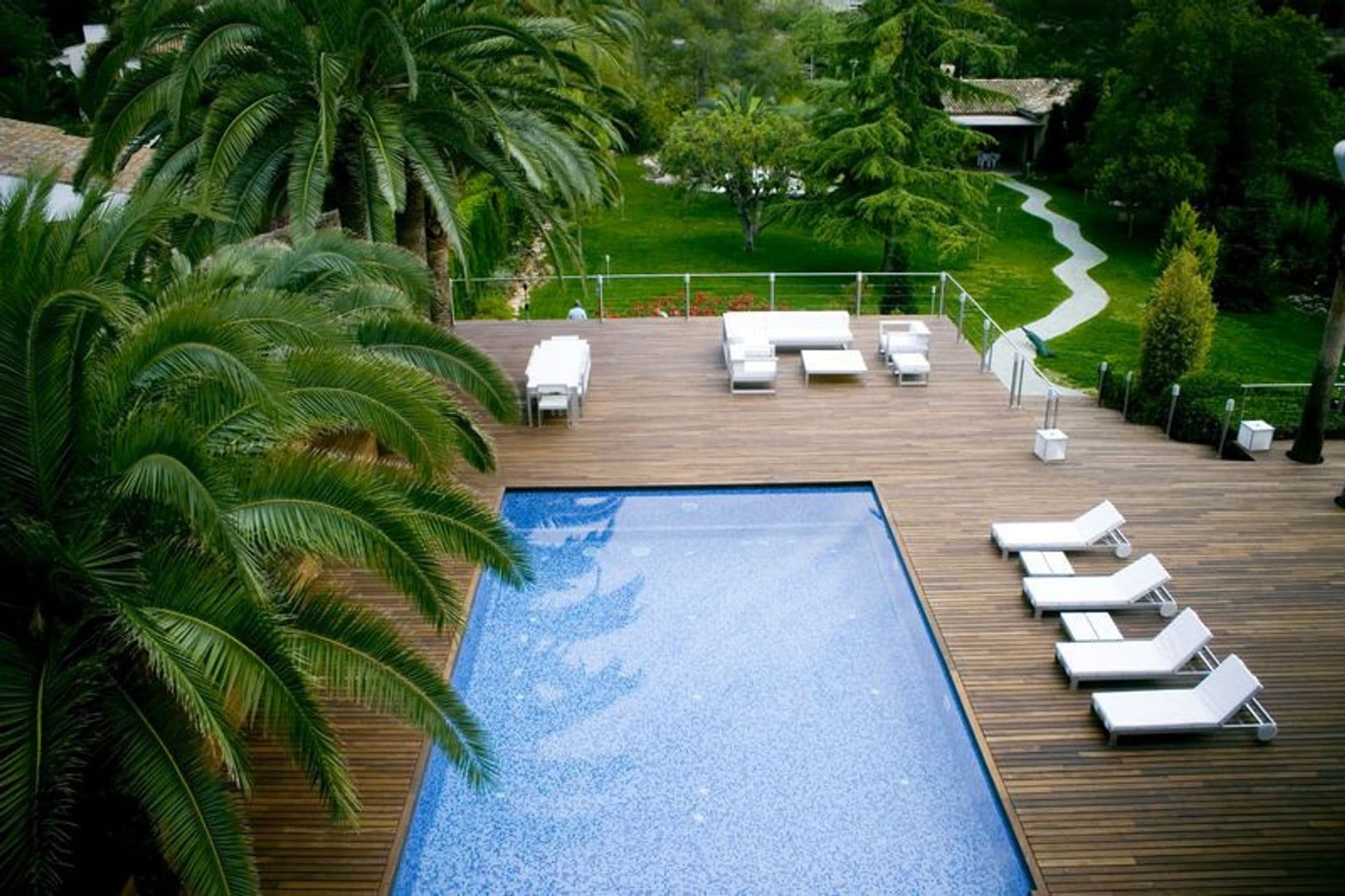 Niedawno budowlana rezydencja znajduje się w prestiżowej urbanizacji Ale Camarena, Bétera