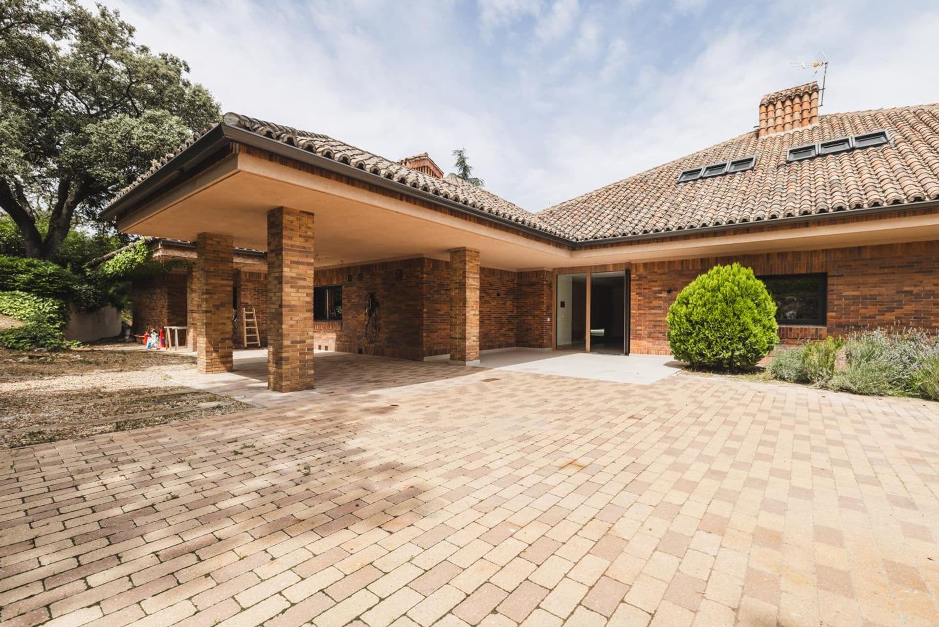 Chalet à la retraite pour ses débuts à La Moraleja, Madrid.