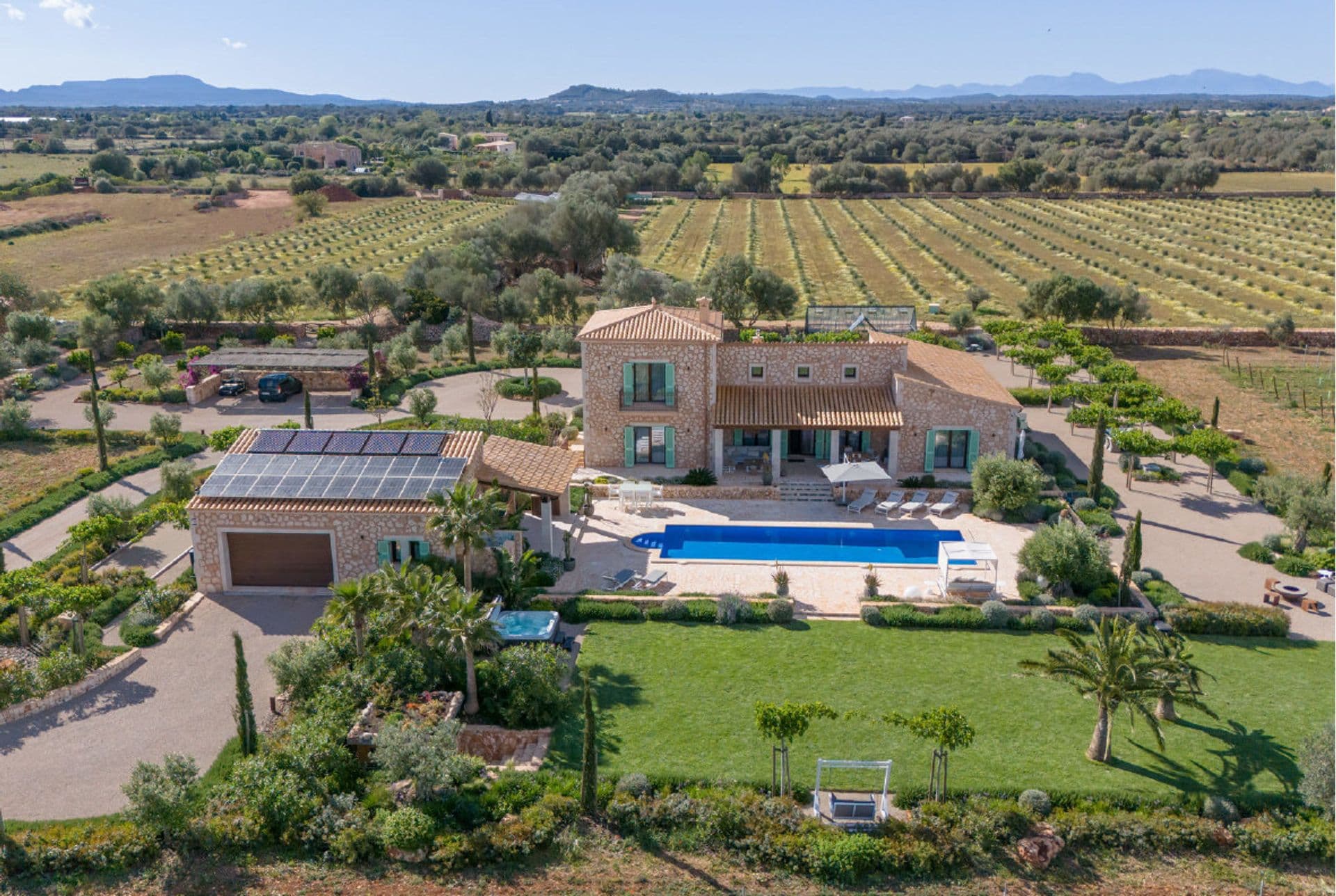 Villa with olive groves and vineyards 30 minutes away from Palma de Mallorca airport.