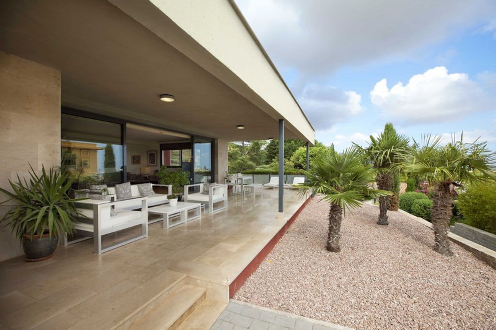 Villa contemporánea en venta en área residencial muy próxima a Valencia.