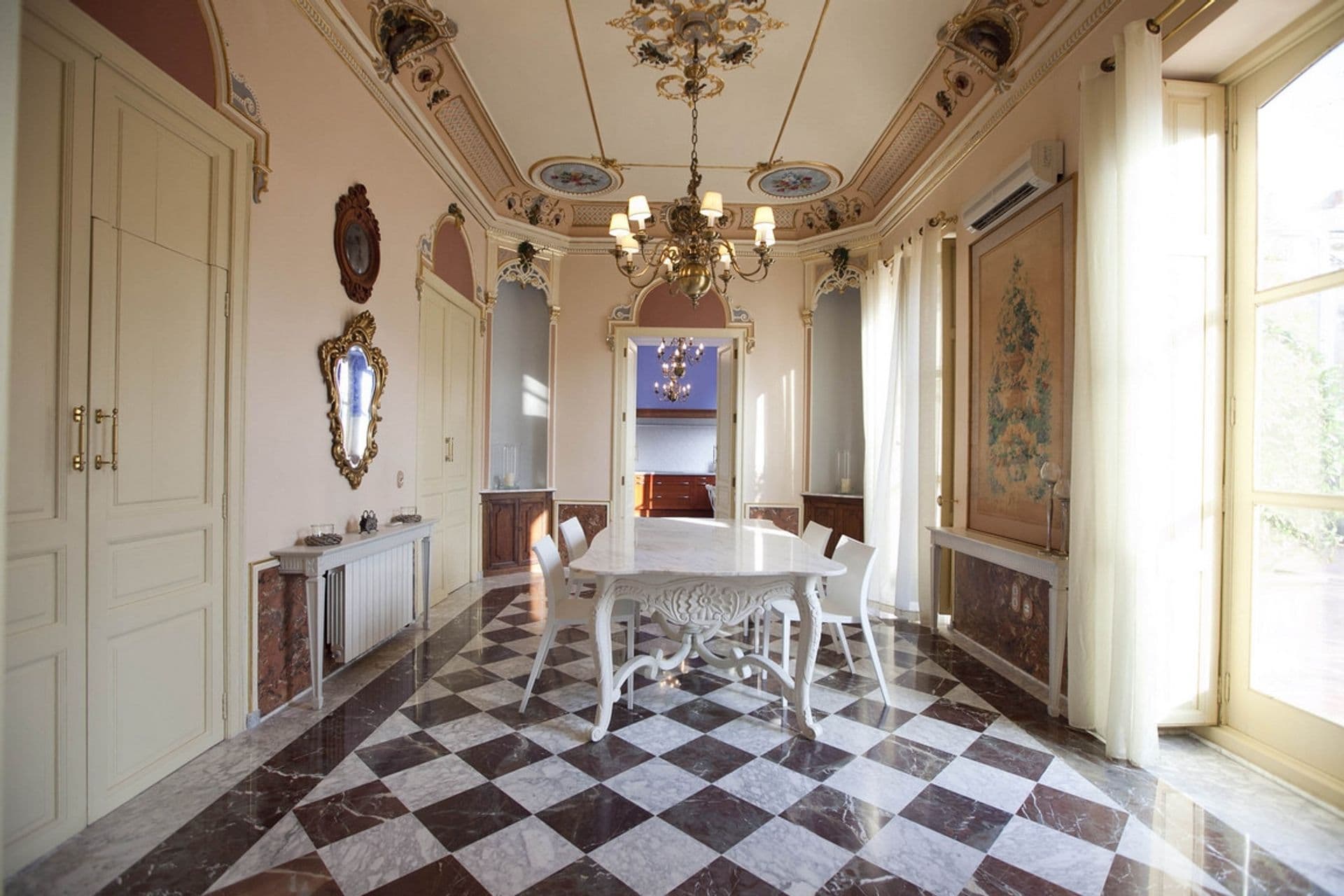 Spektakuläre herrschaftliche Wohnung in einem Palast im Stadtzentrum von Valencia zu verkaufen.