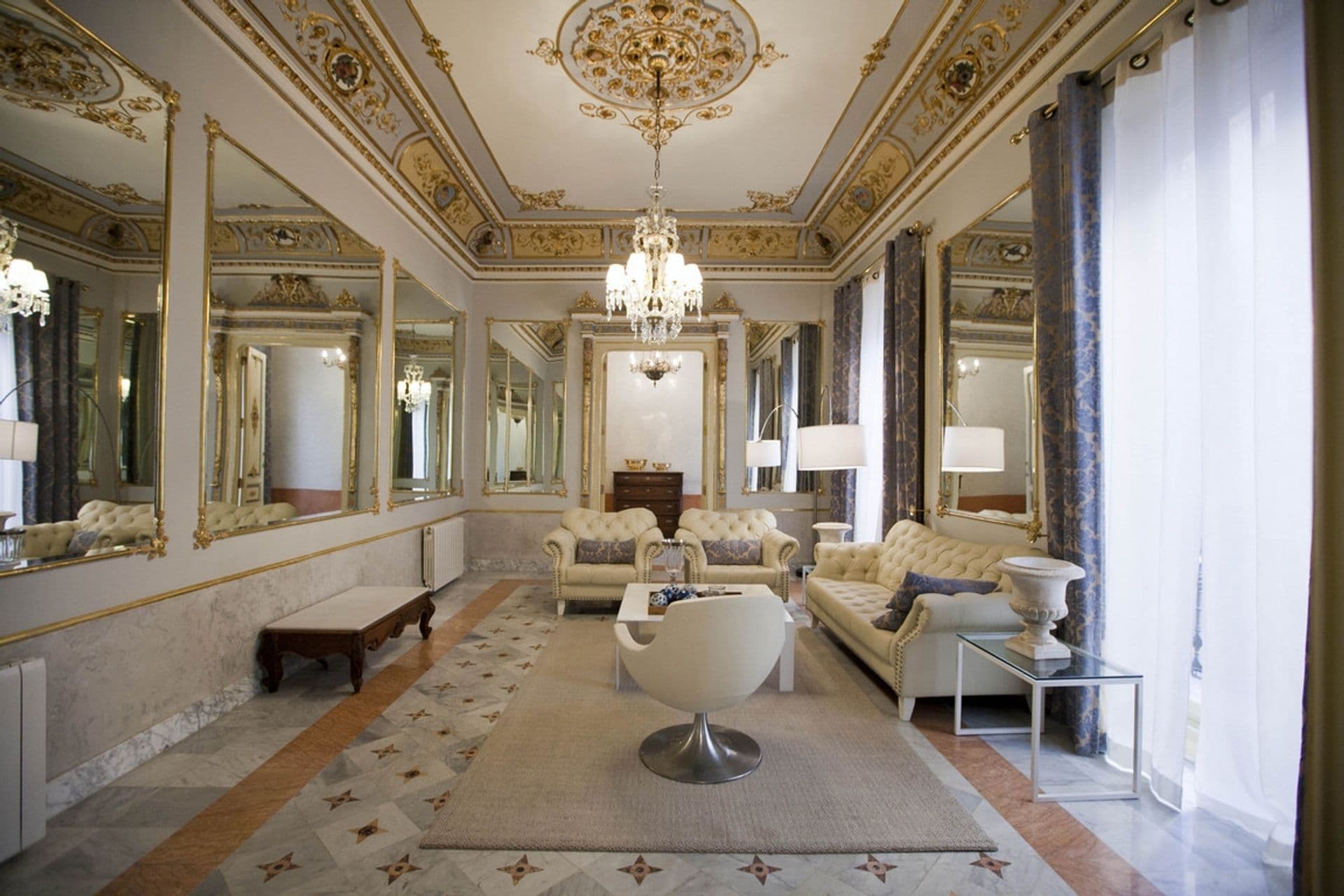 Restored palace-like building, located in the historic heart of Valencia.