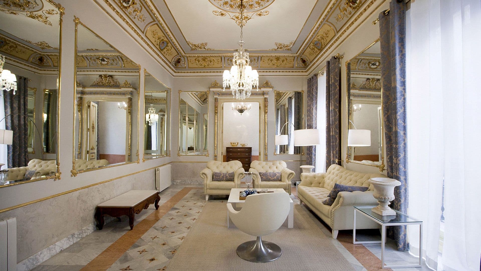 Edificio palaciego en venta en Valencia, completamente restaurado.