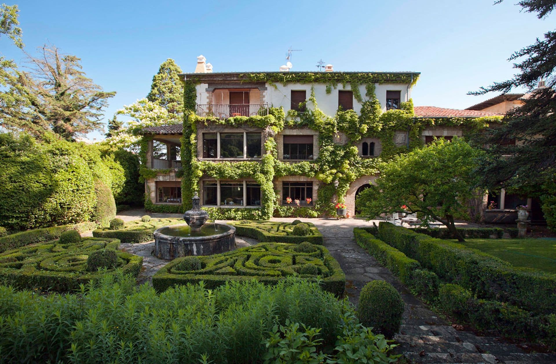 Palacio del s. XIX con jardines y bosque en el recinto