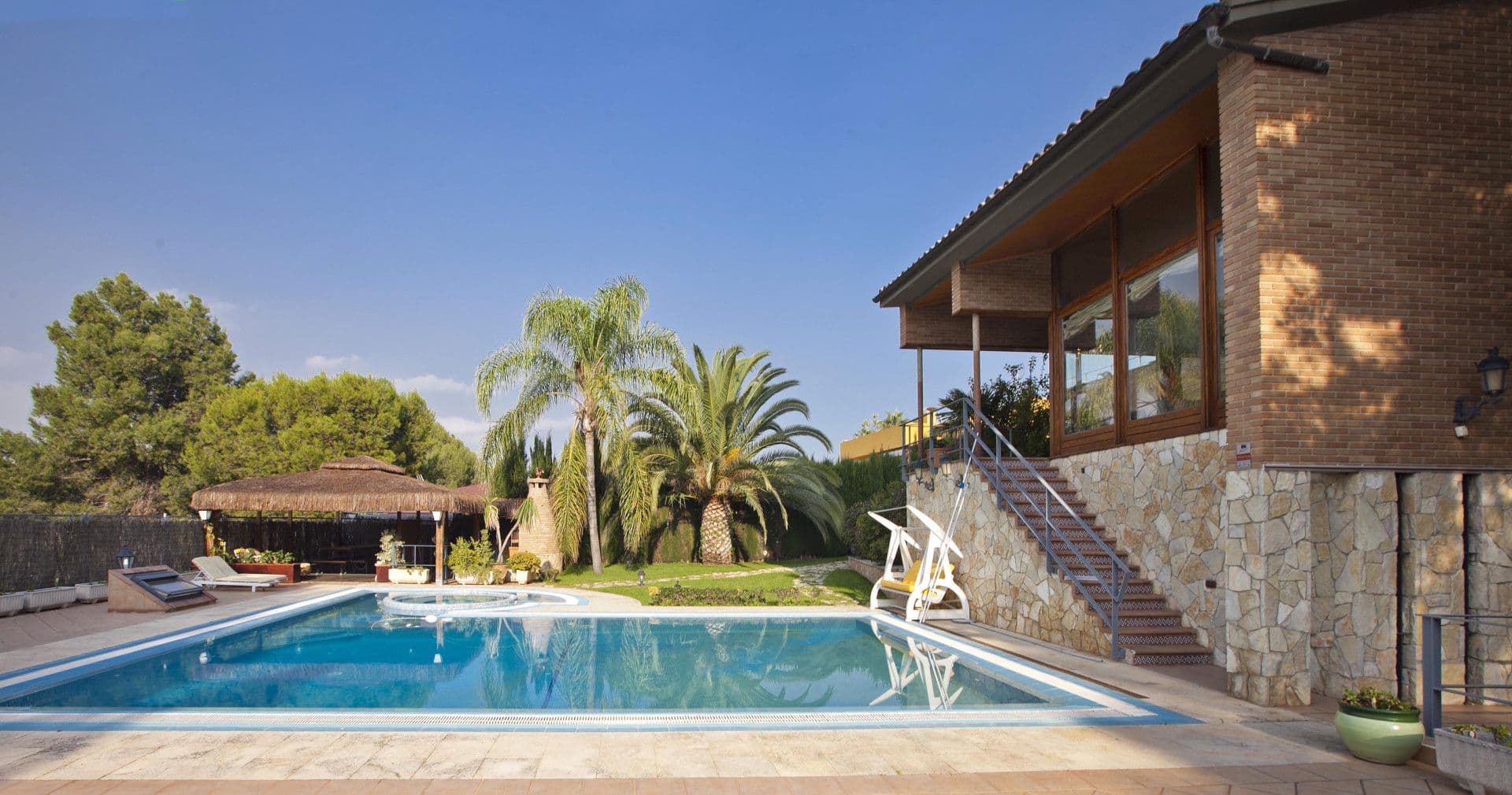 Villa with a pool and wine cellar in Santa Apolonia residential complex, Valencia.