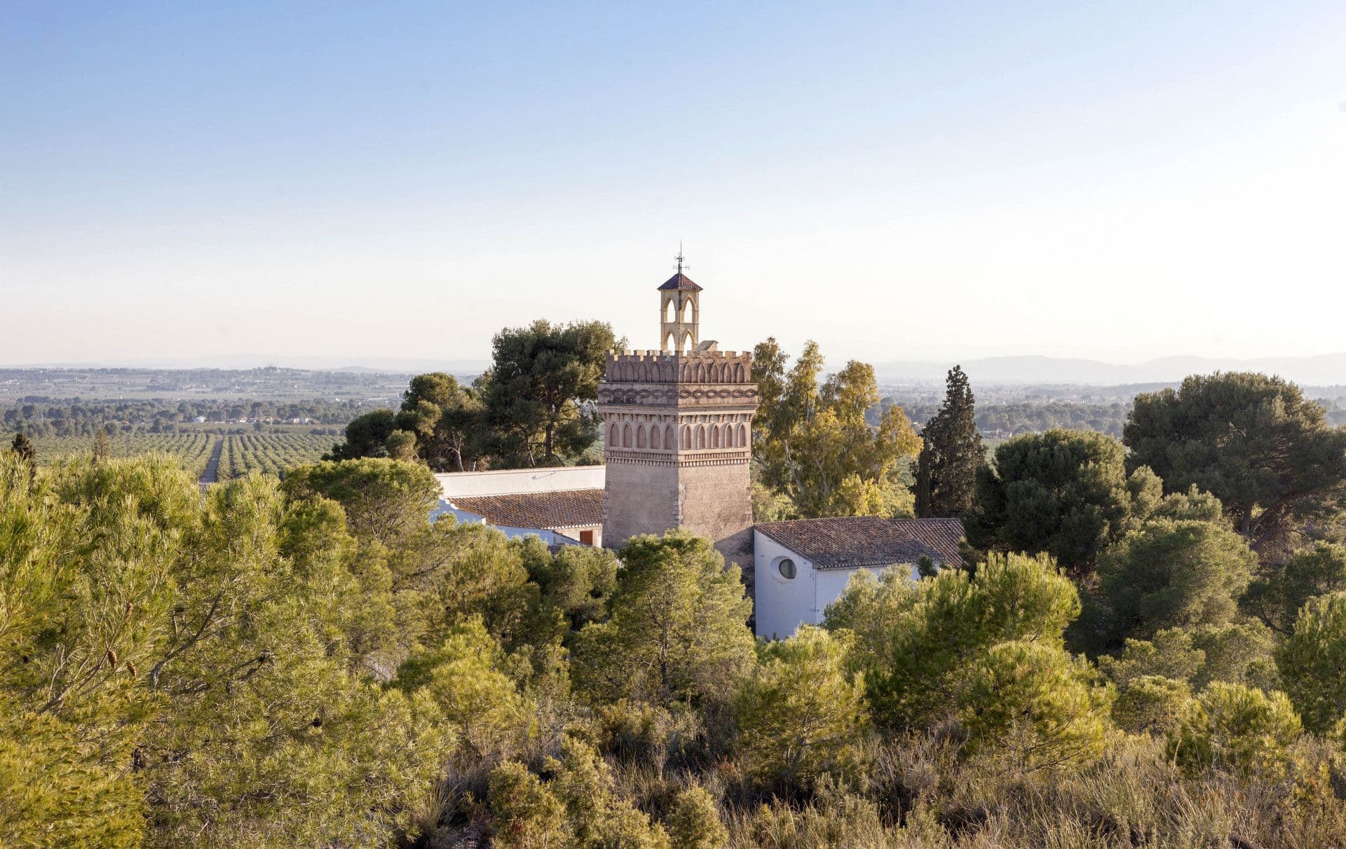 Historisches Anwesen mit einem einzigartigen Turm befindet sich weniger als 30 km von der Stadt Valencia bietet Kulturen und eine Olivenpresse.