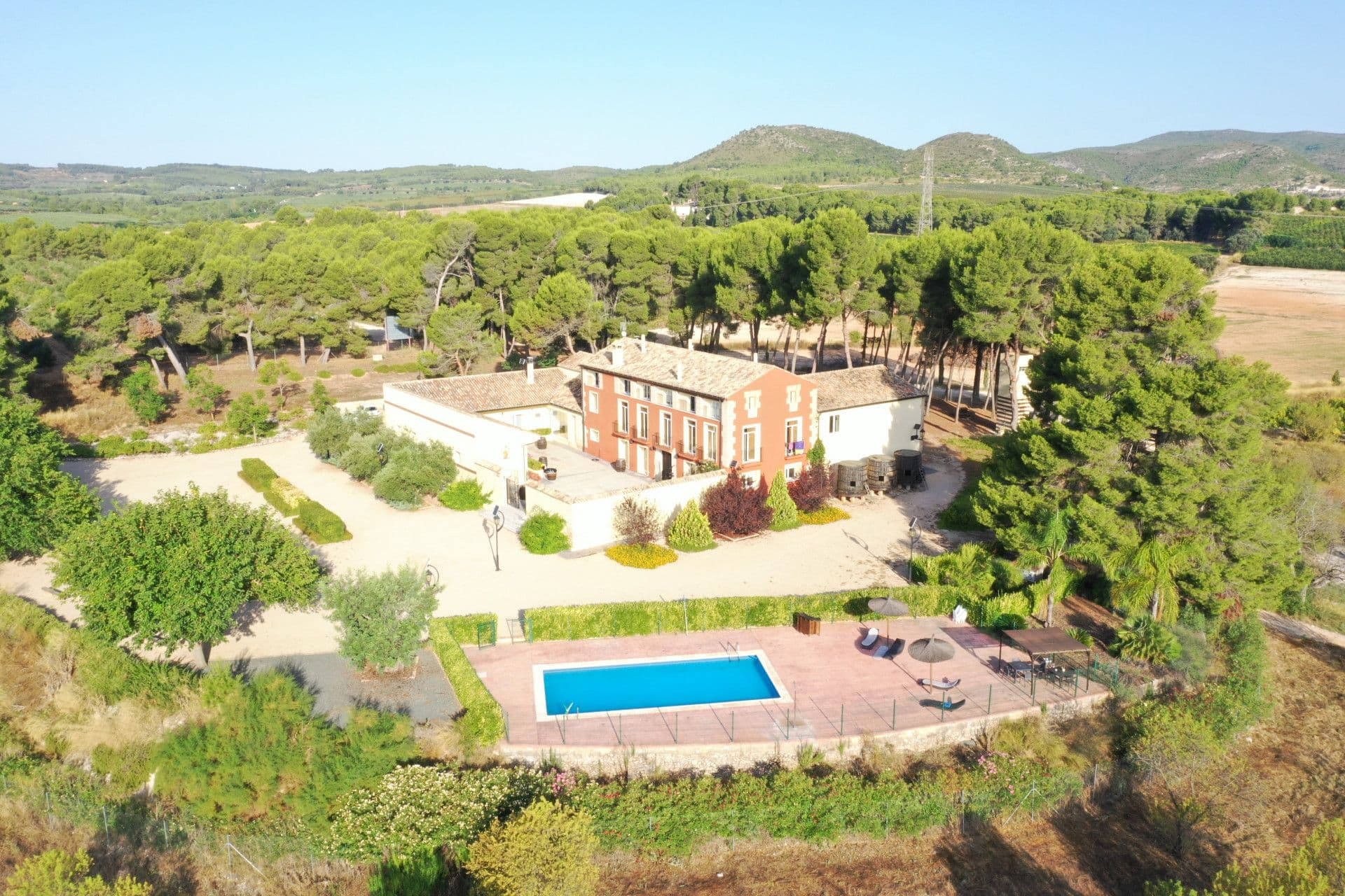 Finca de 196 ha con Masía del XVIII wieku przekształciła się w wiejski hotel 1 godzinę z Walencji i Alicante.
