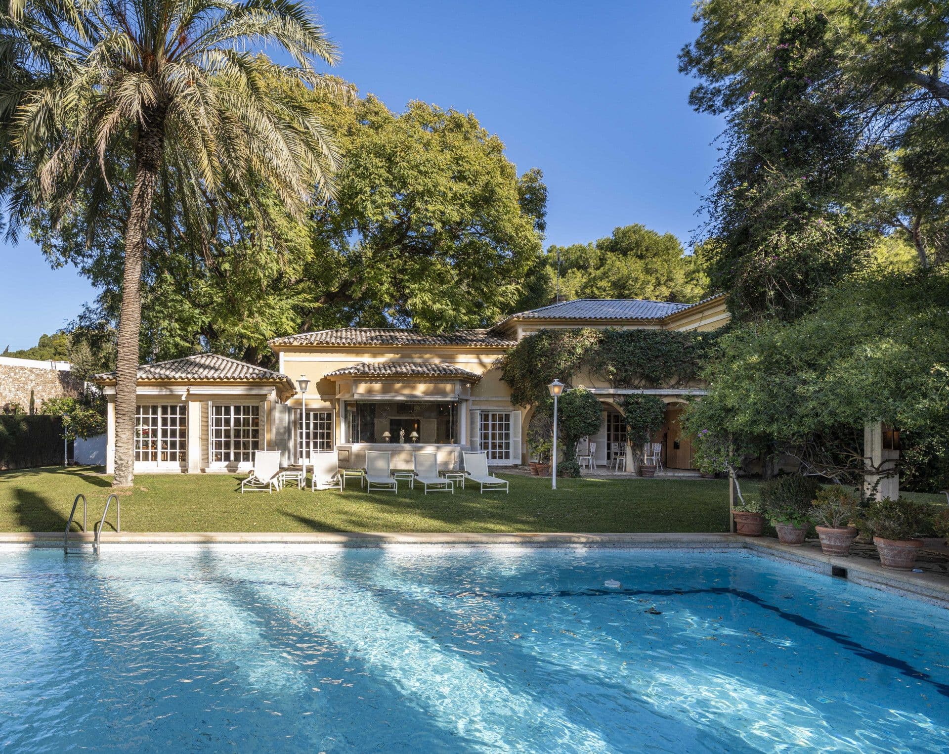 Villa mit privatem Garten und Pool in Santa Bárbara, Rocafort, zum Verkauf.