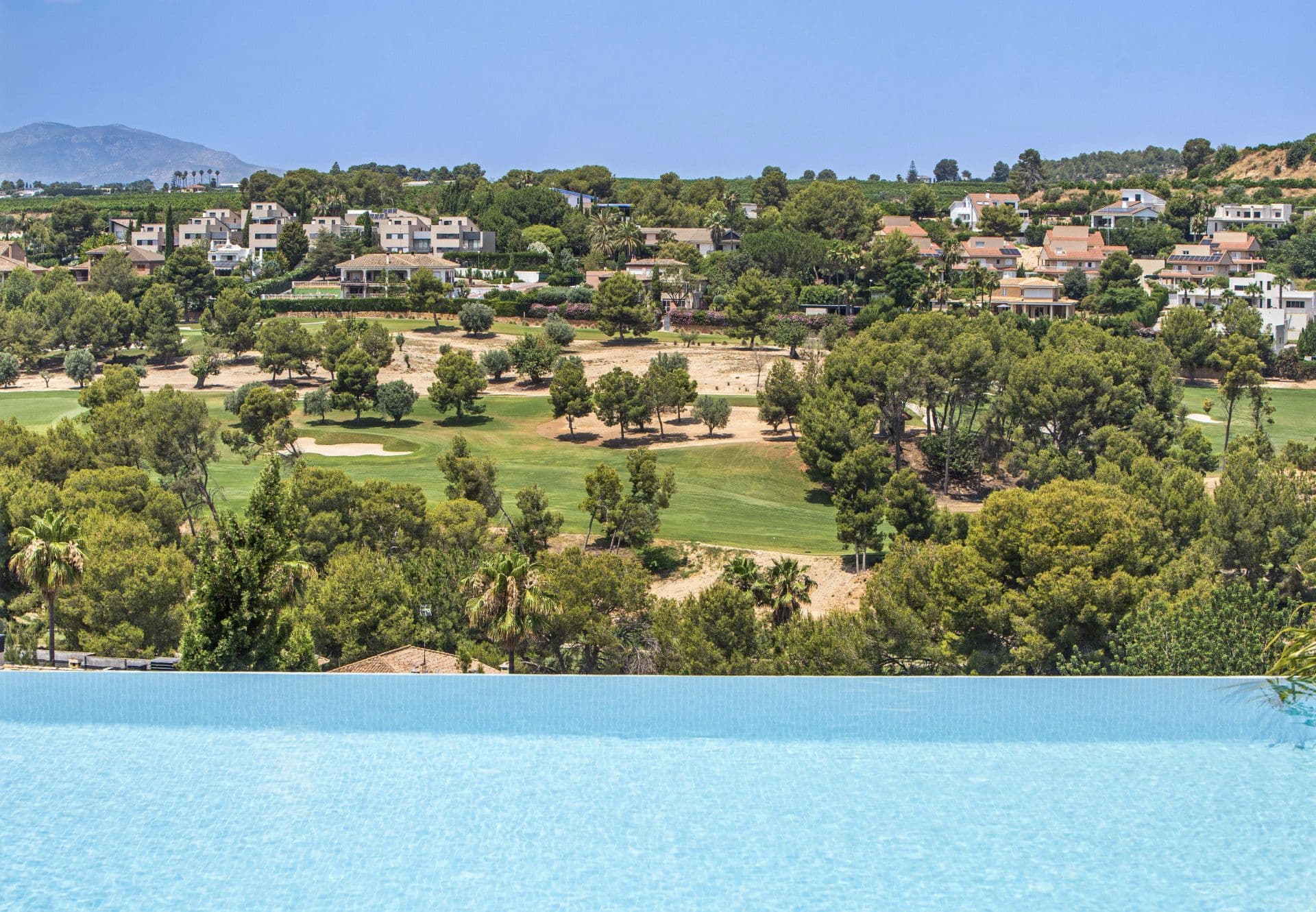 Villa mit direktem Blick auf den Golfplatz El Bosque Golf, Chiva, Valencia.