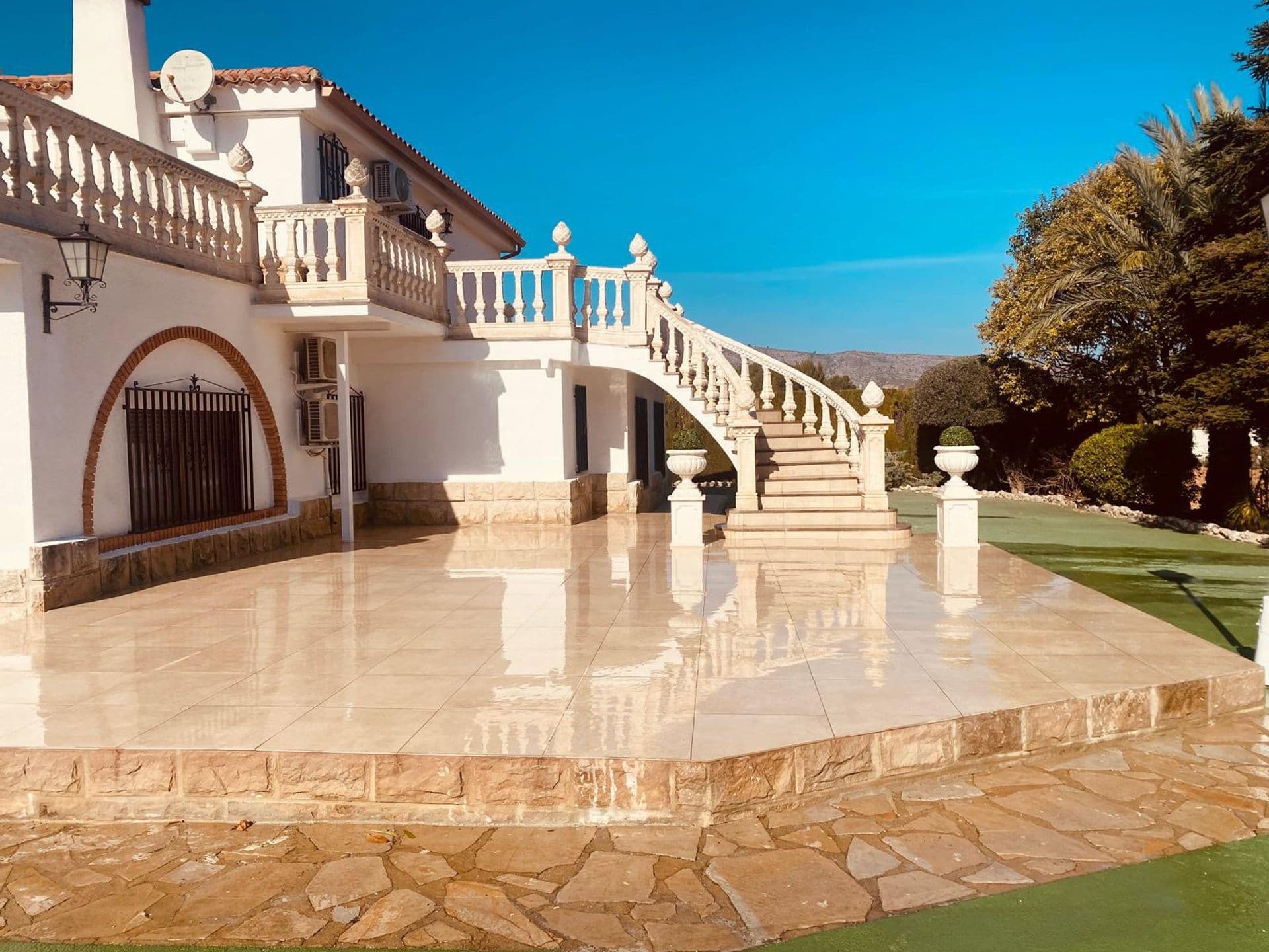 Exclusive finca on a large plot in Onteniente, Valencia