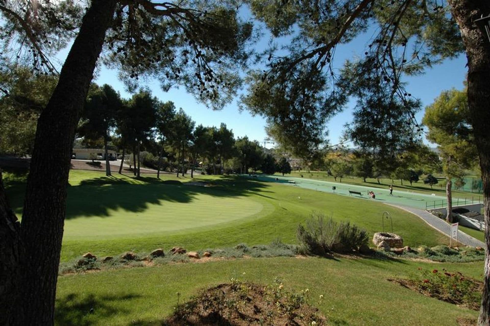 Exklusives Grundstück in hervorragender Lage des Golfkurses der Wohnsiedlung El Bosque in Valencia.